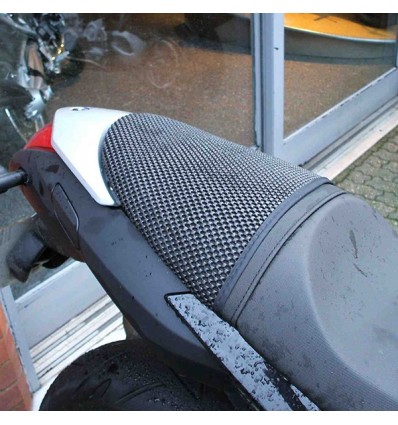 Rete antiscivolo passeggero Triboseat per BMW, Ducati, Honda e Suzuki Rete antiscivolo passeggero Triboseat per BMW, Ducati, Honda e Suzuki