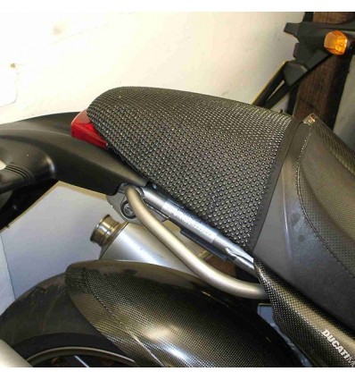 Rete antiscivolo passeggero Triboseat per BMW, Ducati, Honda e Suzuki Rete antiscivolo passeggero Triboseat per BMW, Ducati, Honda e Suzuki