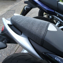 Rete antiscivolo passeggero Triboseat per BMW, Ducati, Honda e Suzuki Rete antiscivolo passeggero Triboseat per BMW, Ducati, Honda e Suzuki