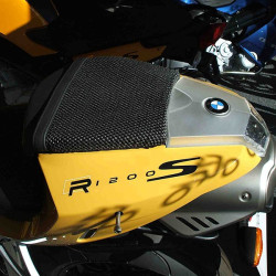 Rete antiscivolo passeggero Triboseat per BMW, MV Agusta, Aprilia, Ducati, Honda, Suzuki e Yamaha Rete antiscivolo passeggero Triboseat per BMW, MV Agusta, Aprilia, Ducati, Honda, Suzuki e Yamaha