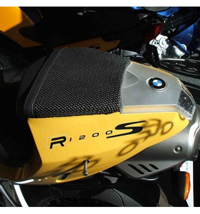 Rete antiscivolo passeggero Triboseat per BMW, MV Agusta, Aprilia, Ducati, Honda, Suzuki e Yamaha Rete antiscivolo passeggero Triboseat per BMW, MV Agusta, Aprilia, Ducati, Honda, Suzuki e Yamaha