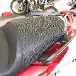 Rete antiscivolo passeggero Triboseat per BMW, MV Agusta, Aprilia, Ducati, Honda, Suzuki e Yamaha Rete antiscivolo passeggero Triboseat per BMW, MV Agusta, Aprilia, Ducati, Honda, Suzuki e Yamaha