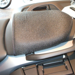 Rete antiscivolo passeggero Triboseat per BMW, MV Agusta, Aprilia, Ducati, Honda, Suzuki e Yamaha Rete antiscivolo passeggero Triboseat per BMW, MV Agusta, Aprilia, Ducati, Honda, Suzuki e Yamaha