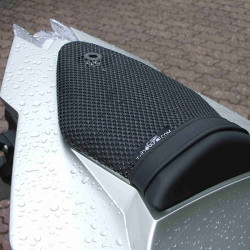 Rete antiscivolo passeggero Triboseat per BMW, MV Agusta, Aprilia, Ducati, Honda, Suzuki e Yamaha Rete antiscivolo passeggero Triboseat per BMW, MV Agusta, Aprilia, Ducati, Honda, Suzuki e Yamaha