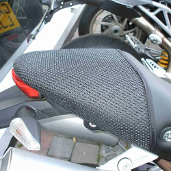 Rete antiscivolo passeggero Triboseat per BMW, MV Agusta, Aprilia, Ducati, Honda, Suzuki e Yamaha Rete antiscivolo passeggero Triboseat per BMW, MV Agusta, Aprilia, Ducati, Honda, Suzuki e Yamaha