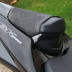 Rete antiscivolo passeggero Triboseat per BMW, MV Agusta, Aprilia, Ducati, Honda, Suzuki e Yamaha Rete antiscivolo passeggero Triboseat per BMW, MV Agusta, Aprilia, Ducati, Honda, Suzuki e Yamaha