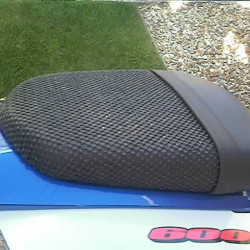 Rete antiscivolo passeggero Triboseat per BMW, MV Agusta, Aprilia, Ducati, Honda, Suzuki e Yamaha Rete antiscivolo passeggero Triboseat per BMW, MV Agusta, Aprilia, Ducati, Honda, Suzuki e Yamaha