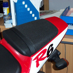 Rete antiscivolo passeggero Triboseat per BMW, MV Agusta, Aprilia, Ducati, Honda, Suzuki e Yamaha Rete antiscivolo passeggero Triboseat per BMW, MV Agusta, Aprilia, Ducati, Honda, Suzuki e Yamaha