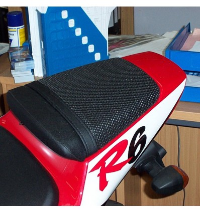 Rete antiscivolo passeggero Triboseat per BMW, MV Agusta, Aprilia, Ducati, Honda, Suzuki e Yamaha Rete antiscivolo passeggero Triboseat per BMW, MV Agusta, Aprilia, Ducati, Honda, Suzuki e Yamaha