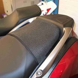 Rete antiscivolo passeggero Triboseat per sella BMW, Honda e Suzuki Rete antiscivolo passeggero Triboseat per sella BMW, Honda e Suzuki