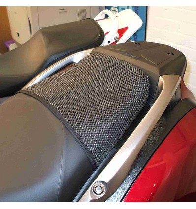 Rete antiscivolo passeggero Triboseat per sella BMW, Honda e Suzuki Rete antiscivolo passeggero Triboseat per sella BMW, Honda e Suzuki