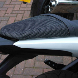 Rete antiscivolo passeggero Triboseat per sella Aprilia RS125, Honda CBR600F e Hornet CB600F, Kawasaki ER6N e ER6F Rete antiscivolo passeggero Triboseat per sella Aprilia RS125, Honda CBR600F e Hornet CB600F, Kawasaki ER6N e ER6F