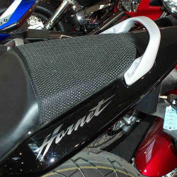Rete antiscivolo passeggero Triboseat per sella Aprilia RS125, Honda CBR600F e Hornet CB600F, Kawasaki ER6N e ER6F Rete antiscivolo passeggero Triboseat per sella Aprilia RS125, Honda CBR600F e Hornet CB600F, Kawasaki ER6N e ER6F