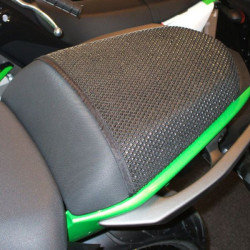 Rete antiscivolo passeggero Triboseat per sella Aprilia RS125, Honda CBR600F e Hornet CB600F, Kawasaki ER6N e ER6F Rete antiscivolo passeggero Triboseat per sella Aprilia RS125, Honda CBR600F e Hornet CB600F, Kawasaki ER6N e ER6F