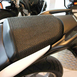 Rete antiscivolo passeggero Triboseat per sella Honda CBR 250R e 125, Kawasaki Z1000 Z750 e ZX636 Rete antiscivolo passeggero Triboseat per sella Honda CBR 250R e 125, Kawasaki Z1000 Z750 e ZX636