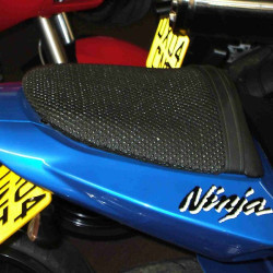 Rete antiscivolo passeggero Triboseat per sella Honda CBR 250R e 125, Kawasaki Z1000 Z750 e ZX636 Rete antiscivolo passeggero Triboseat per sella Honda CBR 250R e 125, Kawasaki Z1000 Z750 e ZX636