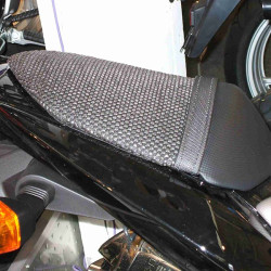 Rete antiscivolo passeggero Triboseat per sella Kawasaki Z1000, Z750/R, ZX10R e ZX636 Rete antiscivolo passeggero Triboseat per sella Kawasaki Z1000, Z750/R, ZX10R e ZX636