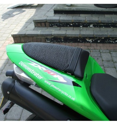 Rete antiscivolo passeggero Triboseat per sella Kawasaki Z1000, Z750/R, ZX10R e ZX636 Rete antiscivolo passeggero Triboseat per sella Kawasaki Z1000, Z750/R, ZX10R e ZX636