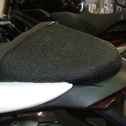 Rete antiscivolo passeggero Triboseat per sella Triumph Speed Triple e Street Triple, Yamaha MT-09 Rete antiscivolo passeggero Triboseat per sella Triumph Speed Triple e Street Triple, Yamaha MT-09