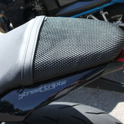 Rete antiscivolo passeggero Triboseat per sella Triumph Speed Triple e Street Triple, Yamaha MT-09 Rete antiscivolo passeggero Triboseat per sella Triumph Speed Triple e Street Triple, Yamaha MT-09