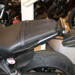 Rete antiscivolo passeggero Triboseat per sella Triumph Speed Triple e Street Triple, Yamaha MT-09 Rete antiscivolo passeggero Triboseat per sella Triumph Speed Triple e Street Triple, Yamaha MT-09