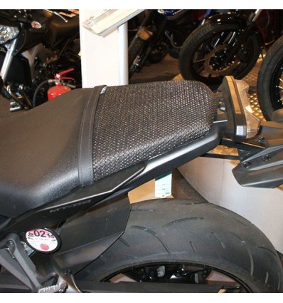 Rete antiscivolo passeggero Triboseat per sella Triumph Speed Triple e Street Triple, Yamaha MT-09 Rete antiscivolo passeggero Triboseat per sella Triumph Speed Triple e Street Triple, Yamaha MT-09