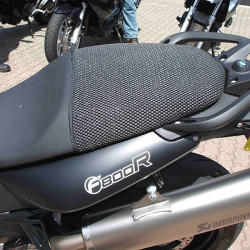 Rete antiscivolo passeggero Triboseat per sella Aprilia RSV 1000 e BMW F800R/S/ST Rete antiscivolo passeggero Triboseat per sella Aprilia RSV 1000 e BMW F800R/S/ST