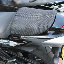 Rete antiscivolo passeggero Triboseat per sella Triumph, Honda, Kawasaki, Suzuki e Yamaha Rete antiscivolo passeggero Triboseat per sella Triumph, Honda, Kawasaki, Suzuki e Yamaha