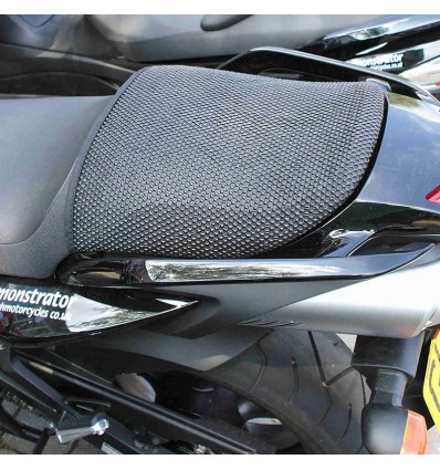 Rete antiscivolo passeggero Triboseat per sella Triumph, Honda, Kawasaki, Suzuki e Yamaha Rete antiscivolo passeggero Triboseat per sella Triumph, Honda, Kawasaki, Suzuki e Yamaha