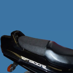 Rete antiscivolo passeggero Triboseat per sella Triumph, Honda, Kawasaki, Suzuki e Yamaha Rete antiscivolo passeggero Triboseat per sella Triumph, Honda, Kawasaki, Suzuki e Yamaha