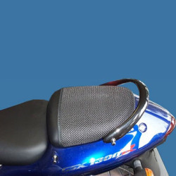 Rete antiscivolo passeggero Triboseat per sella Triumph, Honda, Kawasaki, Suzuki e Yamaha Rete antiscivolo passeggero Triboseat per sella Triumph, Honda, Kawasaki, Suzuki e Yamaha