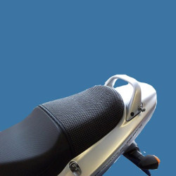 Rete antiscivolo passeggero Triboseat per sella Triumph, Honda, Kawasaki, Suzuki e Yamaha Rete antiscivolo passeggero Triboseat per sella Triumph, Honda, Kawasaki, Suzuki e Yamaha