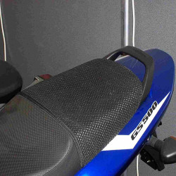 Rete antiscivolo passeggero Triboseat per sella Triumph, Honda, Kawasaki, Suzuki e Yamaha Rete antiscivolo passeggero Triboseat per sella Triumph, Honda, Kawasaki, Suzuki e Yamaha