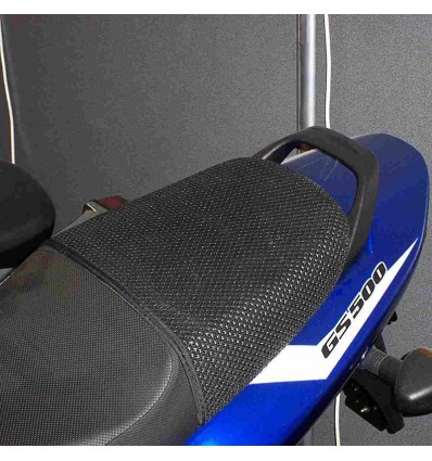 Rete antiscivolo passeggero Triboseat per sella Triumph, Honda, Kawasaki, Suzuki e Yamaha Rete antiscivolo passeggero Triboseat per sella Triumph, Honda, Kawasaki, Suzuki e Yamaha
