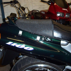Rete antiscivolo passeggero Triboseat per sella Triumph, Honda, Kawasaki, Suzuki e Yamaha Rete antiscivolo passeggero Triboseat per sella Triumph, Honda, Kawasaki, Suzuki e Yamaha