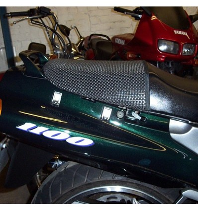 Rete antiscivolo passeggero Triboseat per sella Triumph, Honda, Kawasaki, Suzuki e Yamaha Rete antiscivolo passeggero Triboseat per sella Triumph, Honda, Kawasaki, Suzuki e Yamaha