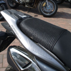 Rete antiscivolo passeggero Triboseat per sella Triumph, Honda, Kawasaki, Suzuki e Yamaha Rete antiscivolo passeggero Triboseat per sella Triumph, Honda, Kawasaki, Suzuki e Yamaha