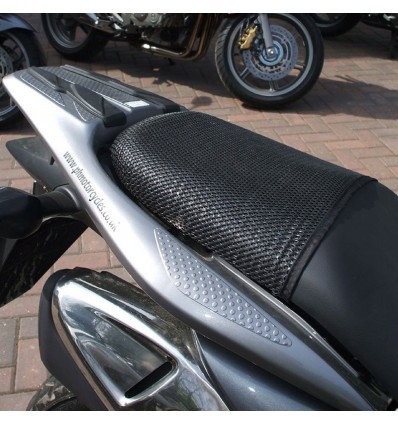 Rete antiscivolo passeggero Triboseat per sella Triumph, Honda, Kawasaki, Suzuki e Yamaha Rete antiscivolo passeggero Triboseat per sella Triumph, Honda, Kawasaki, Suzuki e Yamaha