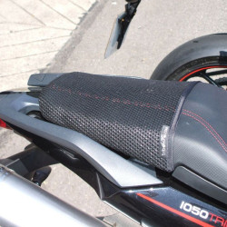 Rete antiscivolo passeggero Triboseat per sella Triumph, Honda, Kawasaki, Suzuki e Yamaha Rete antiscivolo passeggero Triboseat per sella Triumph, Honda, Kawasaki, Suzuki e Yamaha