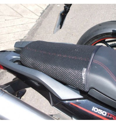 Rete antiscivolo passeggero Triboseat per sella Triumph, Honda, Kawasaki, Suzuki e Yamaha Rete antiscivolo passeggero Triboseat per sella Triumph, Honda, Kawasaki, Suzuki e Yamaha
