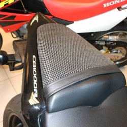 Rete antiscivolo passeggero Triboseat per sella Honda CB1000R, Kawasaki Z250R e Suzuki GSXR1000 Rete antiscivolo passeggero Triboseat per sella Honda CB1000R, Kawasaki Z250R e Suzuki GSXR1000