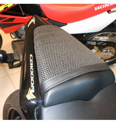 Rete antiscivolo passeggero Triboseat per sella Honda CB1000R, Kawasaki Z250R e Suzuki GSXR1000 Rete antiscivolo passeggero Triboseat per sella Honda CB1000R, Kawasaki Z250R e Suzuki GSXR1000