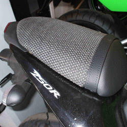 Rete antiscivolo passeggero Triboseat per sella Honda CB1000R, Kawasaki Z250R e Suzuki GSXR1000 Rete antiscivolo passeggero Triboseat per sella Honda CB1000R, Kawasaki Z250R e Suzuki GSXR1000