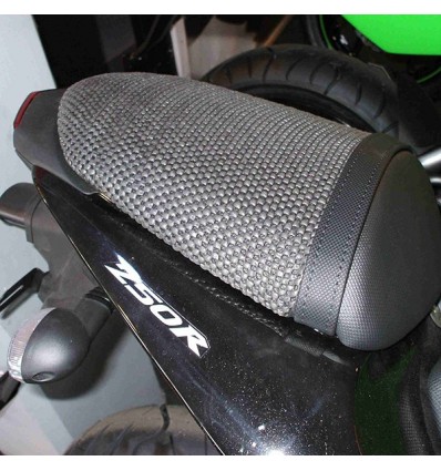 Rete antiscivolo passeggero Triboseat per sella Honda CB1000R, Kawasaki Z250R e Suzuki GSXR1000 Rete antiscivolo passeggero Triboseat per sella Honda CB1000R, Kawasaki Z250R e Suzuki GSXR1000