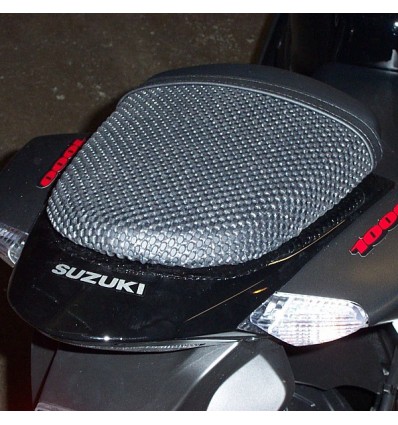 Rete antiscivolo passeggero Triboseat per sella Honda CB1000R, Kawasaki Z250R e Suzuki GSXR1000 Rete antiscivolo passeggero Triboseat per sella Honda CB1000R, Kawasaki Z250R e Suzuki GSXR1000