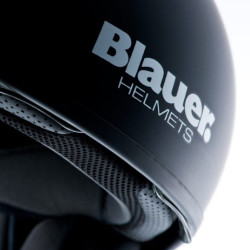 Casco Blauer Pilot 1.1 con visierino a scomparsa nero opaco Casco Blauer Pilot 1.1 con visierino a scomparsa nero opaco