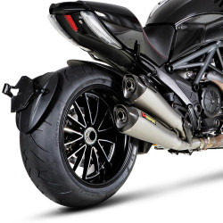 Coppia di marmitte Akrapovic Slip On Carbonio omologate per Ducati Diavel 11-16 Coppia di marmitte Akrapovic Slip On Carbonio omologate per Ducati Diavel 11-16