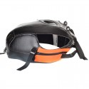 Copriserbatoio Bagster per Kawasaki W800 in similpelle nero e arancione Copriserbatoio Bagster per Kawasaki W800 in similpelle nero e arancione