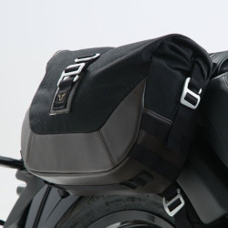Borsa laterale SW-Motech Legend Gear LS2 da 13,5 lt in tessuto e pelle nera Borsa laterale SW-Motech Legend Gear LS2 da 13,5 lt in tessuto e pelle nera