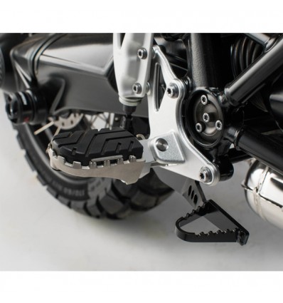 Pedane SW-Motech regolabili touring/offroad con gommino estraibile per BMW R-Nine T Scrambler Pedane SW-Motech regolabili touring/offroad con gommino estraibile per BMW R-Nine T Scrambler